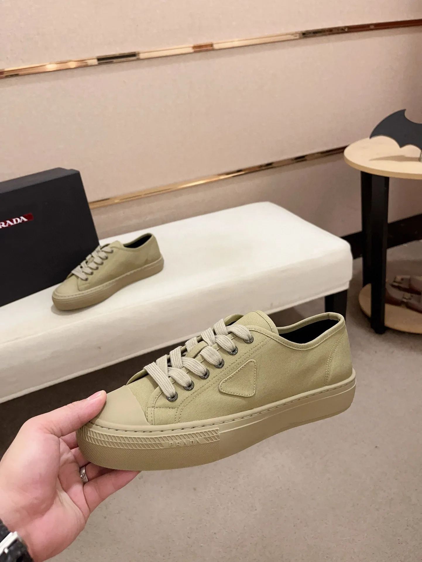 Men's shoes 💰 580💰 ✔️✔️✔️High-quality new PRADA counters are launched at the same time. The new men's shoes and 😘fabrics are selected from first-layer cowhide and are made by pure handicrafts. Lining: Full cowhide lining. 👍🏿 High-end ☄️ air-cushion molded anti-slip rubber outsole, exquisite lines, simple and elegant, comfortable and high-end for leisure travel. Code number: 38 to 44 (45 can be customized)